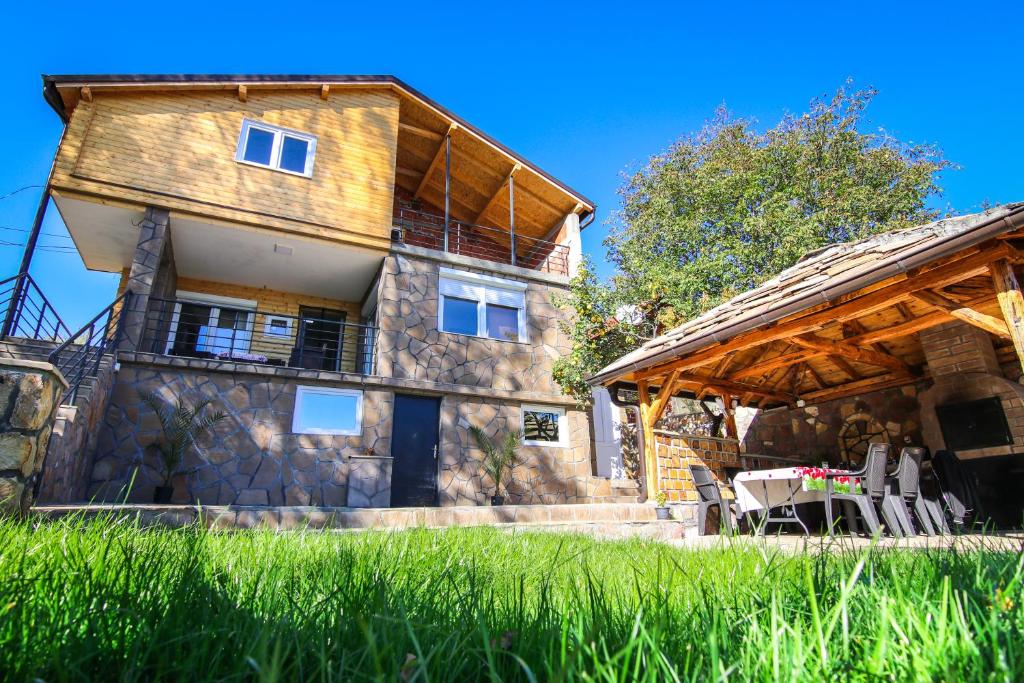 皮罗特Vila Nemir Zavojsko jezero的大型房屋设有木制屋顶和庭院