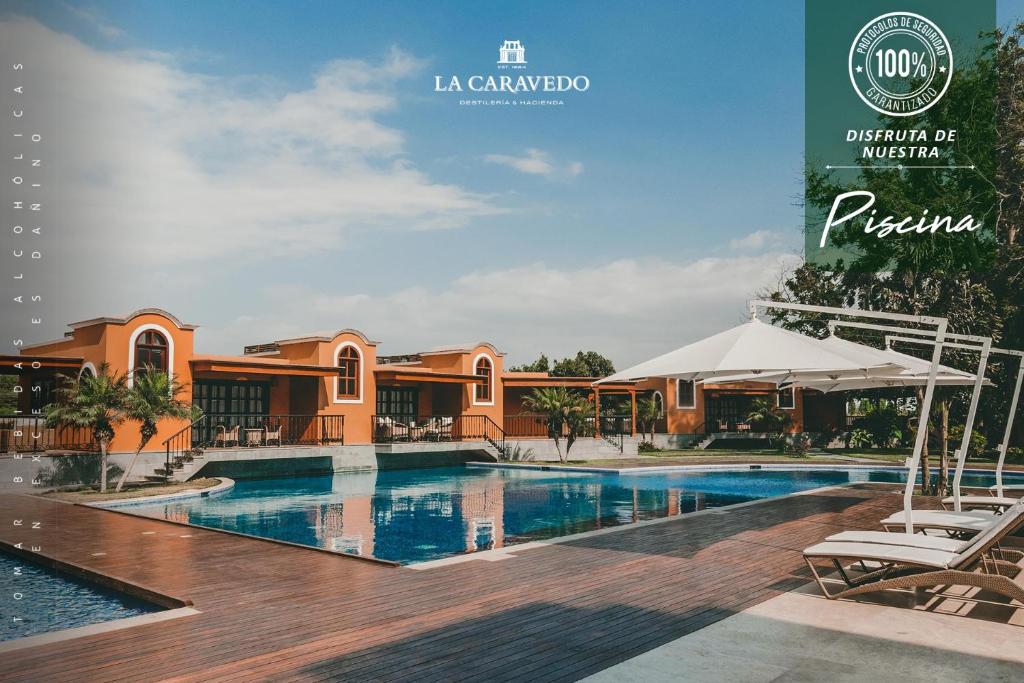 伊察Hotel & Hacienda La Caravedo的享有游泳池与度假村的景色