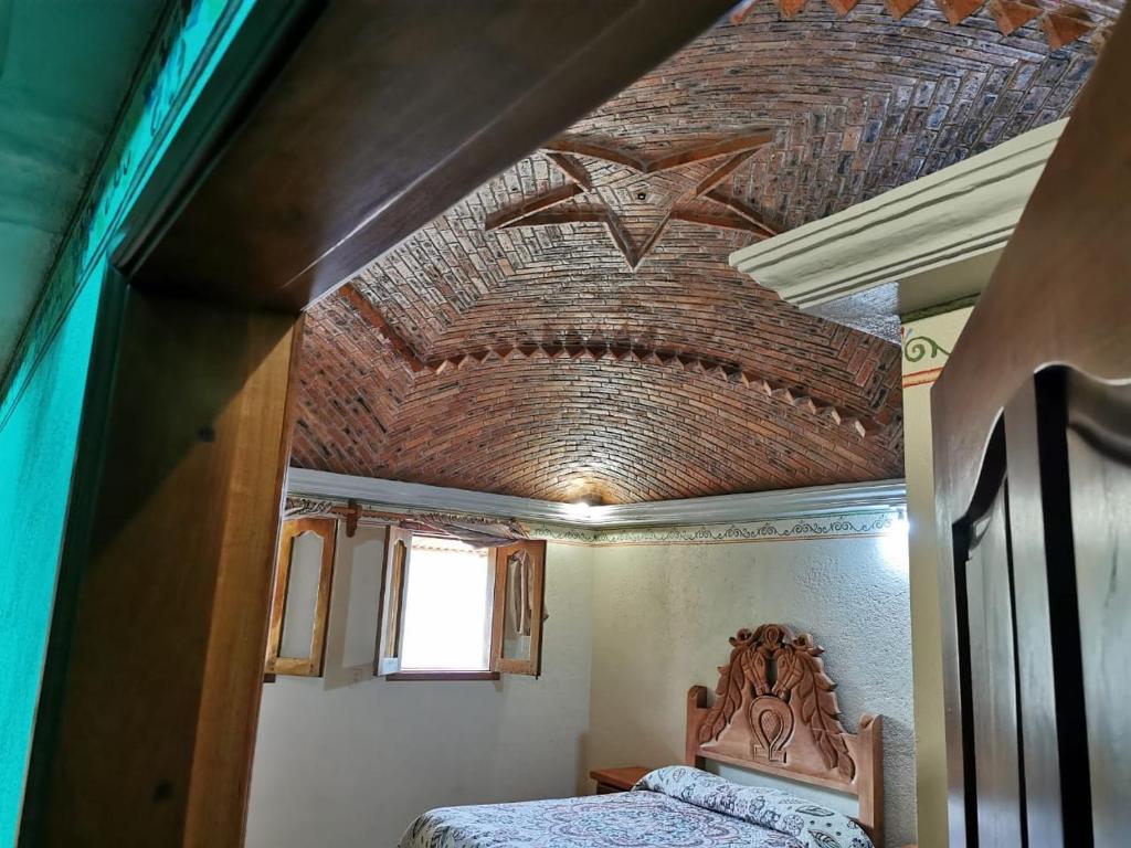 Mineral de PozosPosada Casa del Minero的一间卧室,天花板上有一星星