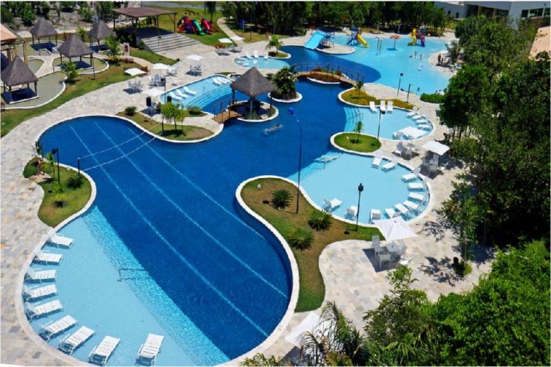 拉巴拉德纳圣米格尔Apartamento excelente e espaçoso no Iloa Residence的享有度假村游泳池的顶部景致