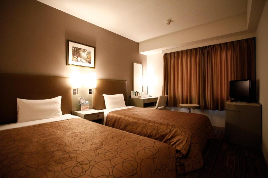 东京中央大酒店的酒店客房设有两张床和电视。