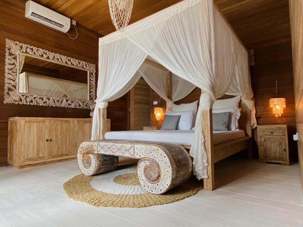 图鲁斯杜Met House的一间卧室设有一张带木制天花板的天蓬床。