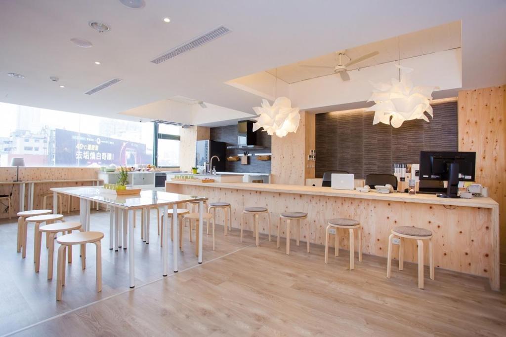 台中市小西城旅店的厨房设有带凳子和桌子的酒吧