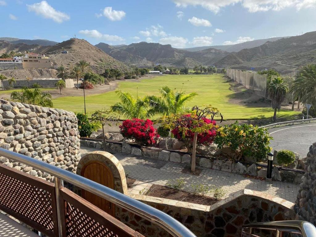 莫甘Villa Tauro Topaz的阳台享有高尔夫球场的景致。