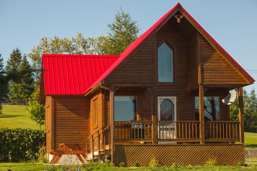 Maria夏洛特安塞斯特海伦娜假日公园的大型木制小屋,设有红色屋顶