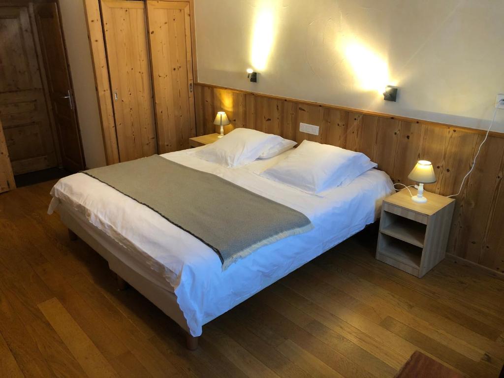 莱鲁斯杜罗沙高尔夫住宿加早餐旅馆的一间卧室配有一张带木墙的大床