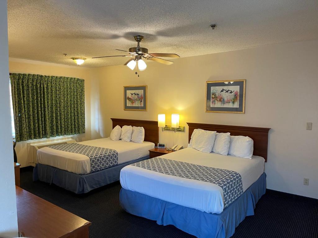 南帕诸岛弗拉明戈酒店的酒店客房配有两张床和吊扇。