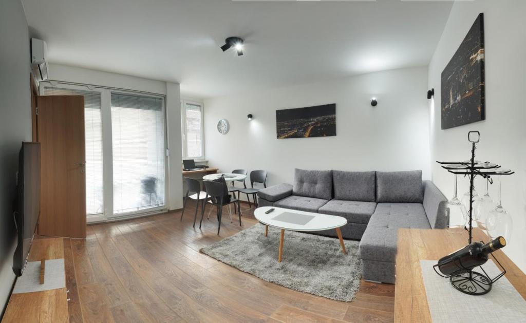 斯科普里Bibi's Apartments的客厅配有沙发和桌子