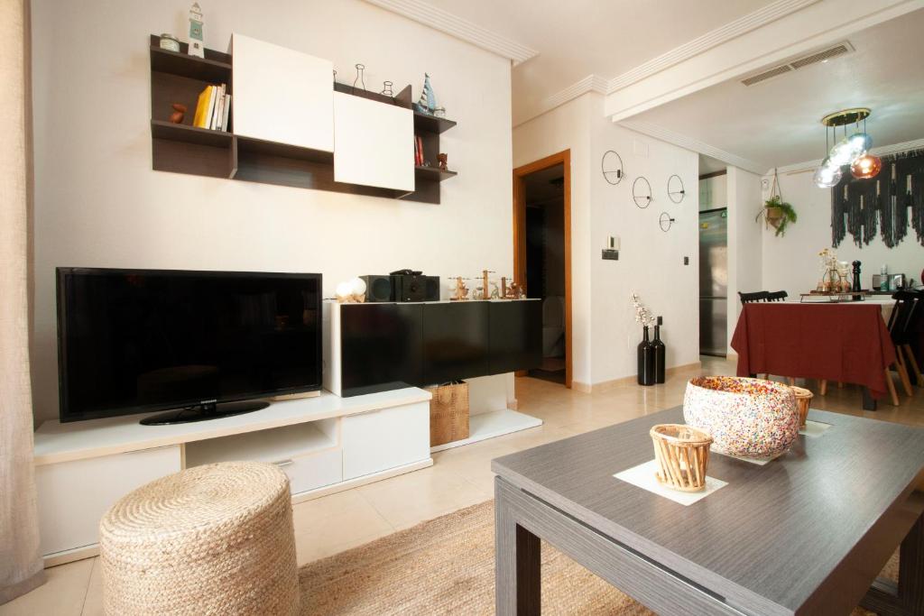托雷维耶哈El apartamento de Maria Jose的客厅配有大电视和桌子