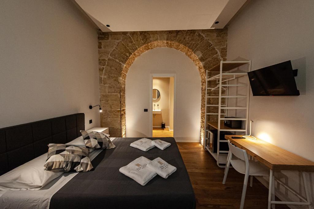 蒙雷亚莱Palazzo al Carmine的一间卧室配有一张床,上面有两条毛巾