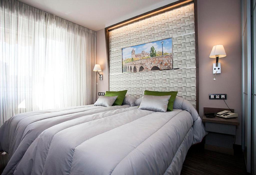 萨拉曼卡巴塞罗那旅馆的一间卧室,卧室内配有一张大床