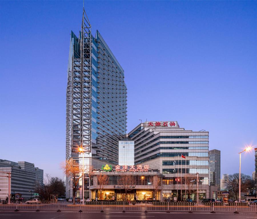 天津天津金泽大酒店的一座高大的建筑,上面有起重机