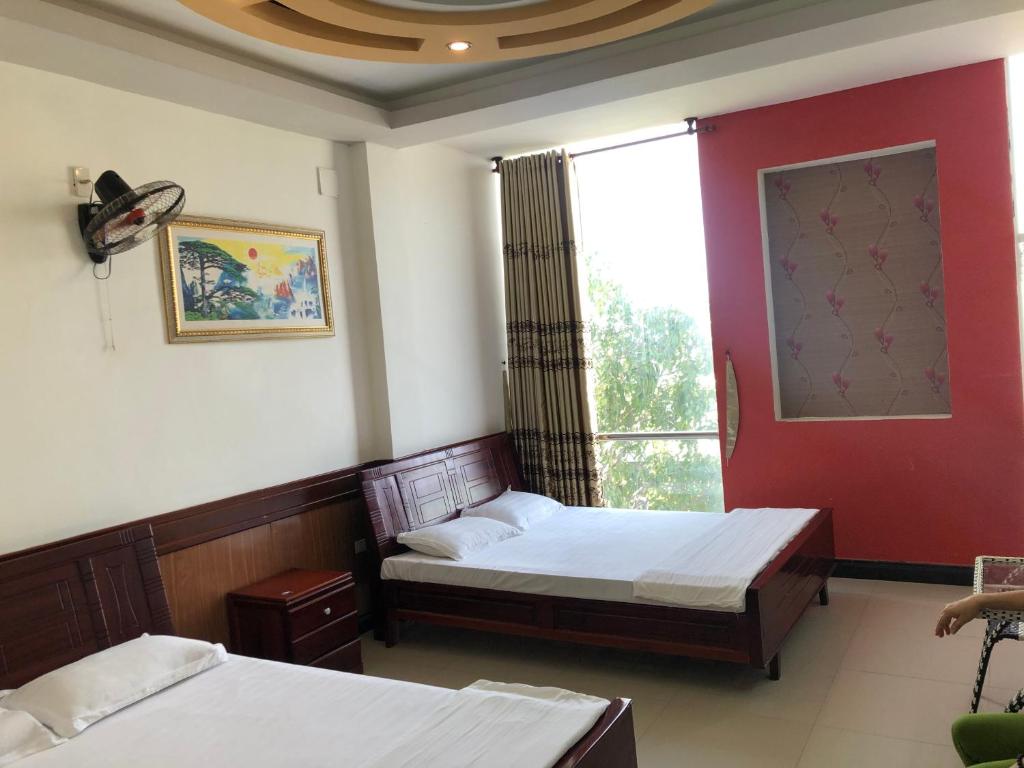 芹苴Hong Dao Hotel的一间卧室设有两张床和窗户。