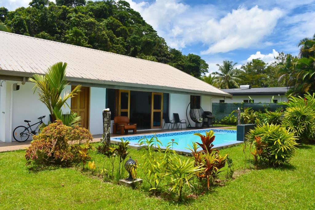 太平洋港Island Villas Pacific Harbour的庭院中带游泳池的房子