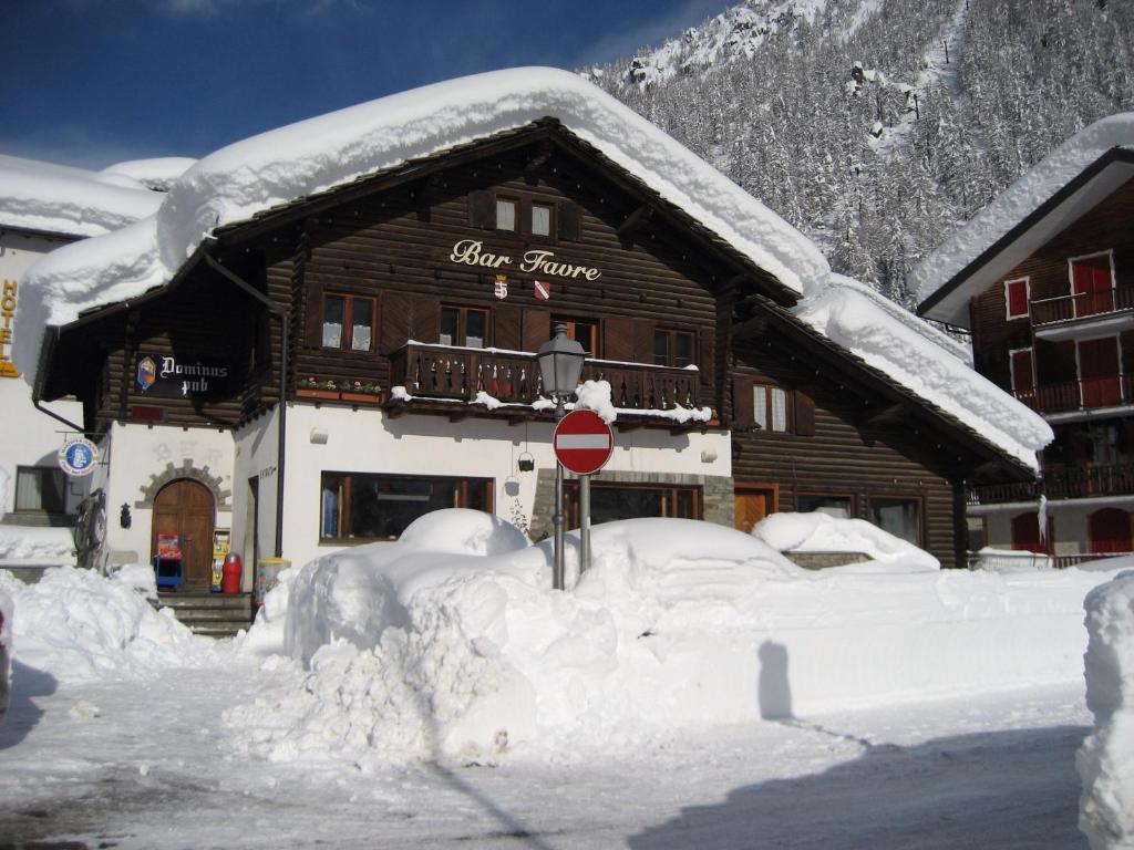 格雷索拉特里尼泰白月亮住宿加早餐旅馆的前面有停机标志的雪覆盖的建筑