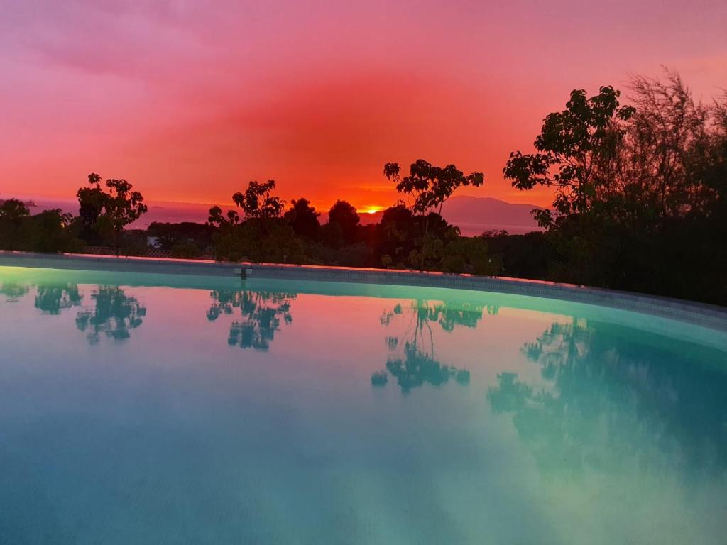 波尔蒂乔Villa individuelle avec piscine privée chauffée proche commerces et plage的一座享有日落美景的游泳池