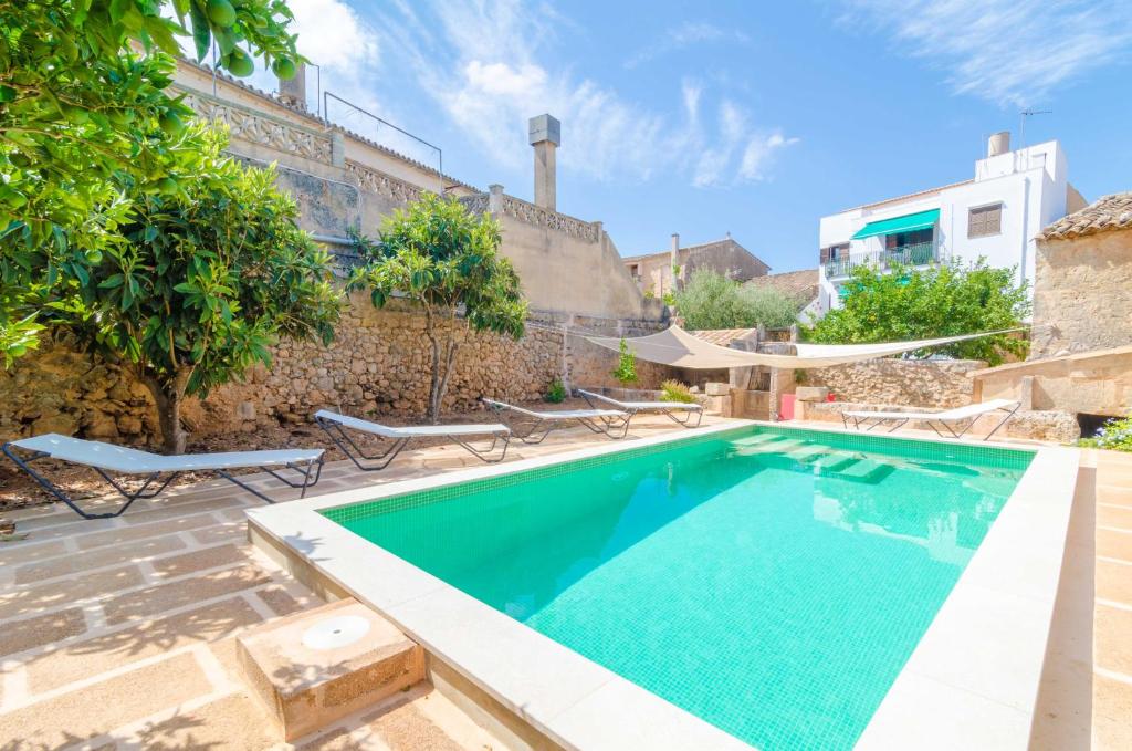 阿尔盖达Can Romaguera的一座别墅内的游泳池