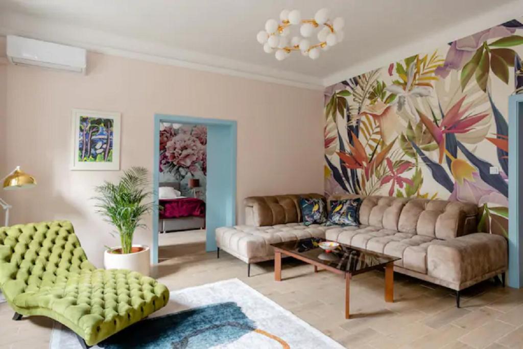 萨格勒布Apartment A.B.S. Secret Oasis的客厅配有两张沙发和壁画