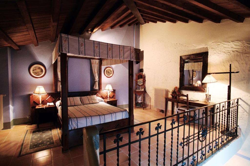 卡拉塔尤德豪斯皮德瑞梅森德拉多洛雷斯酒店的一间卧室,卧室内配有一张天蓬床
