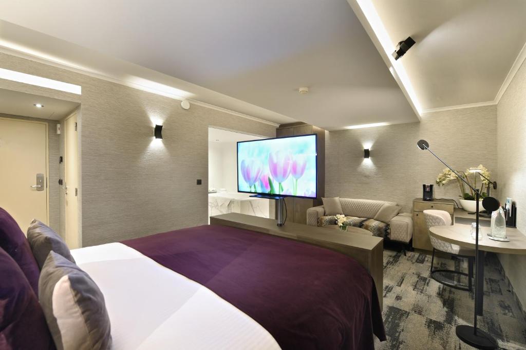 沙勒罗瓦沙勒罗伊机场凡德瓦克酒店的配有一张床和一台平面电视的酒店客房