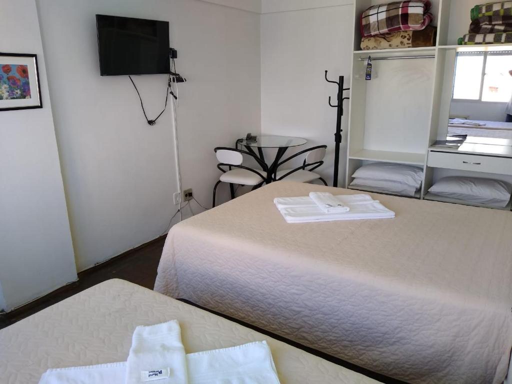 圣玛丽亚Hotel Paraiso的一间酒店客房,设有两张床和电视