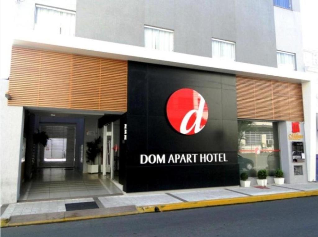 洛雷纳Summit Dom Apart Hotel的建筑的侧面有标志