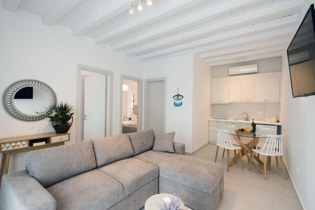 Vrisi/ MykonosDesire Mykonos Apartments的带沙发的客厅和厨房
