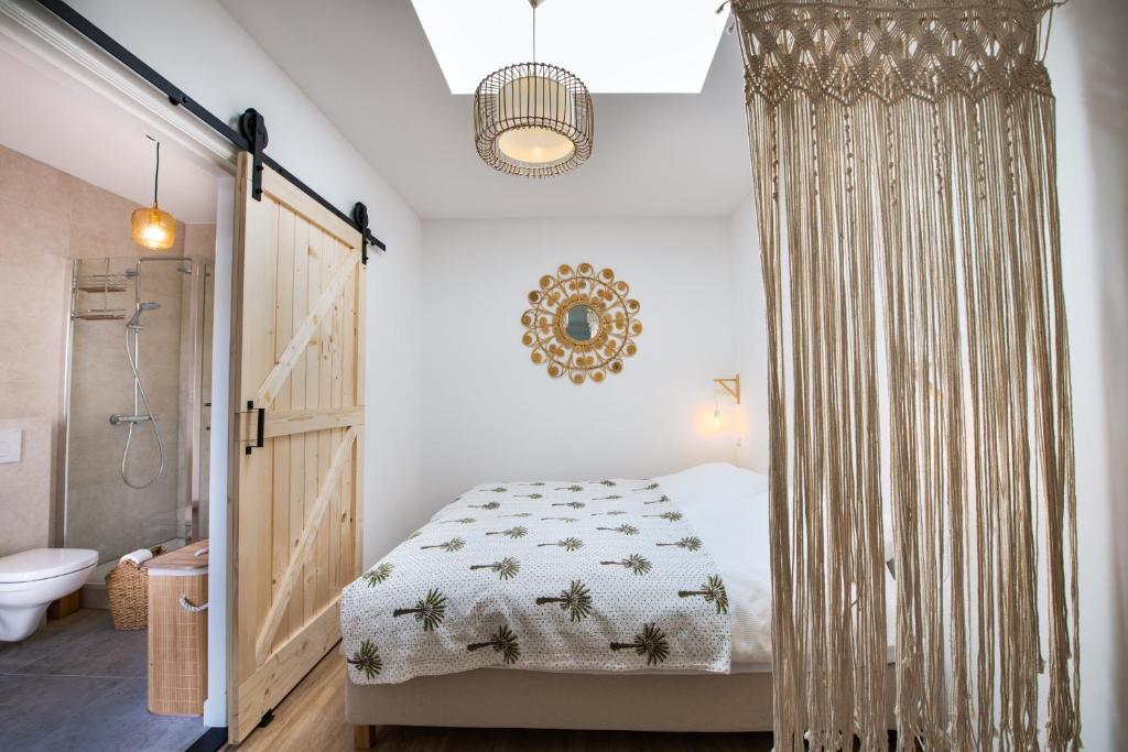 赞德沃特Sea Cottage Zandvoort的一间卧室配有一张床和淋浴