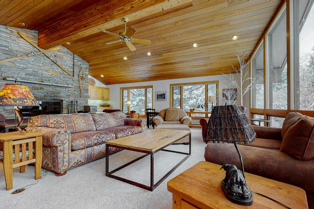 提顿村The Clymer House的带沙发和木制天花板的客厅