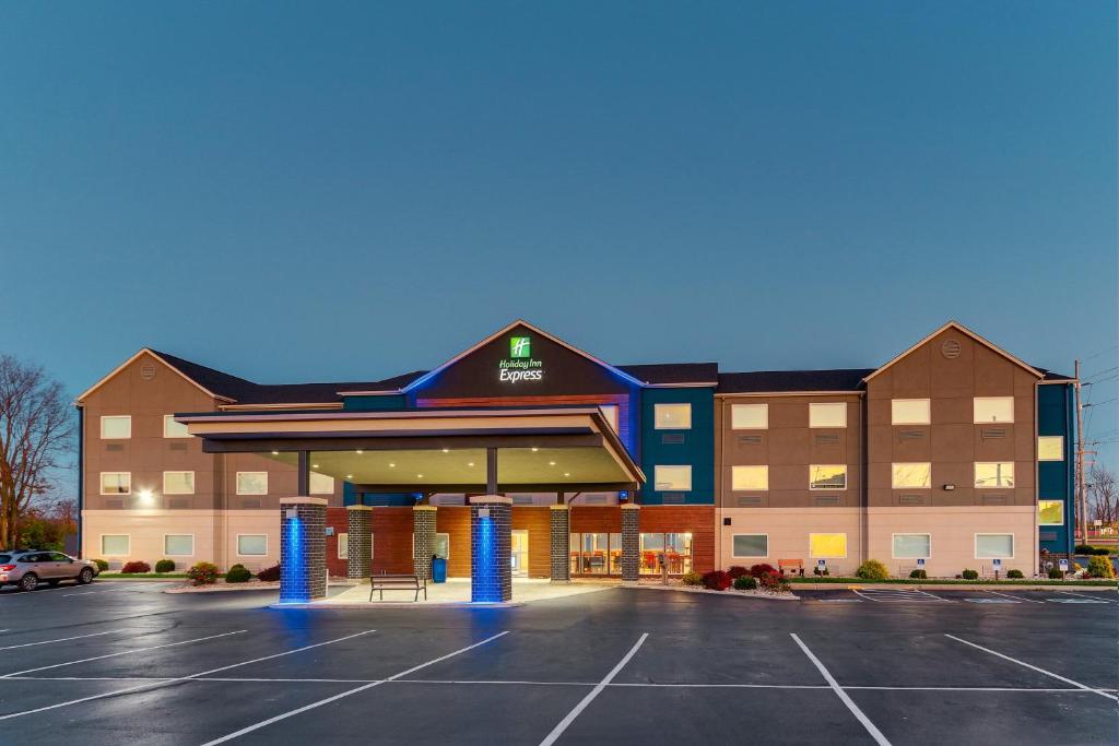 MonroeHoliday Inn Express - Cincinnati North - Monroe, an IHG Hotel的酒店前面的一个空停车位