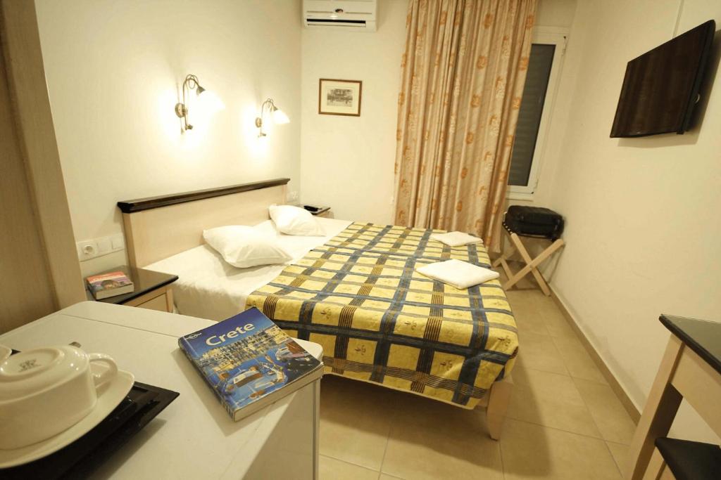 海若克利欧米拉贝洛酒店的小型酒店客房配有一张床和一张桌子