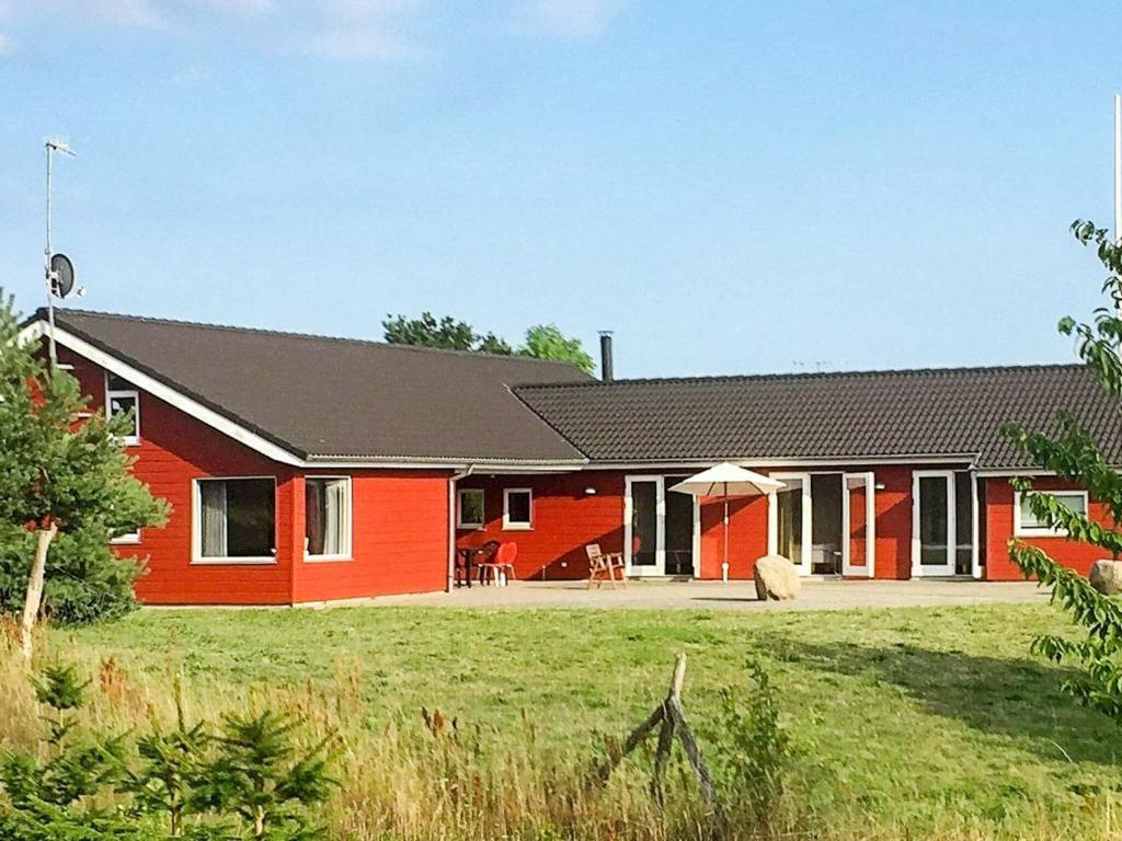 埃贝尔托夫特Holiday home Ebeltoft XI的前面有草坪的红色房子