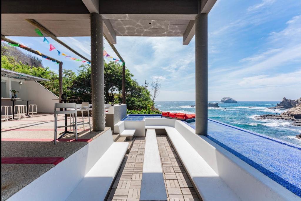 兹波利特Villa Aikia (Adults Suites A/C)的带游泳池的别墅享有海景。