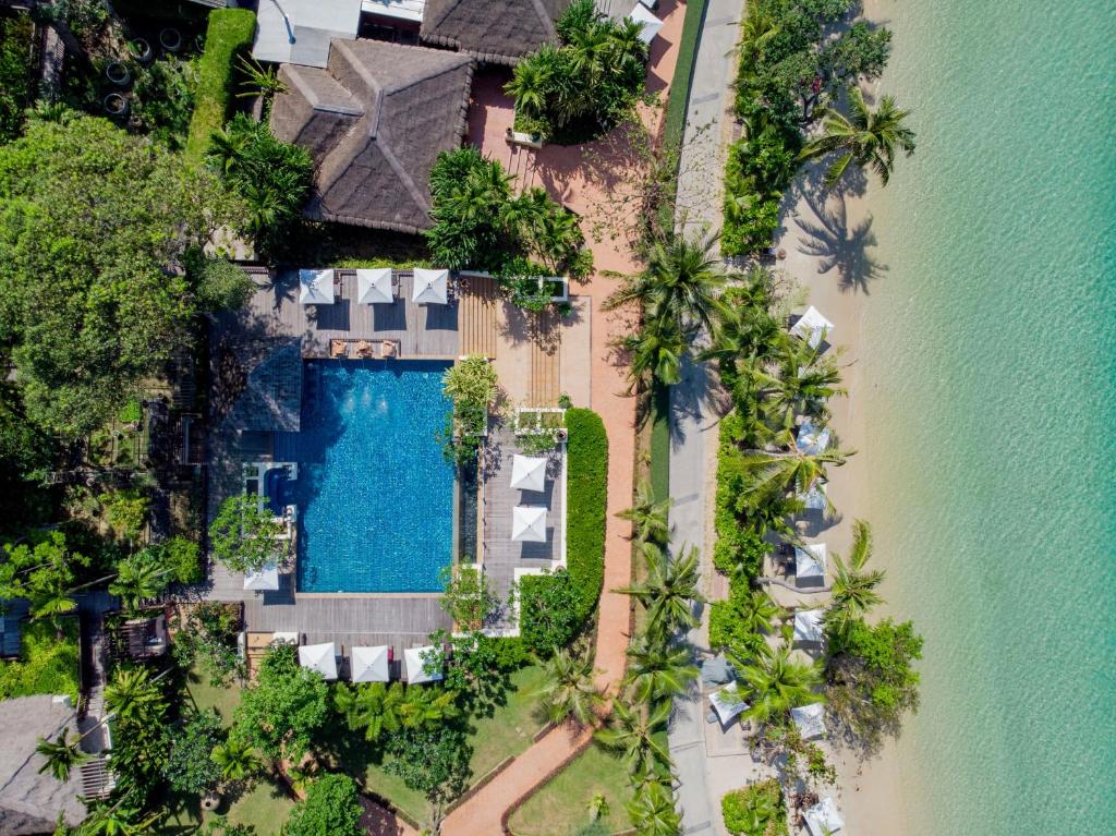 沙美岛拉维曼别墅度假酒店的享有带游泳池的度假村的空中景致