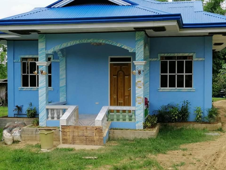 SINGSON RESIDENCE的蓝色的房子,设有木门
