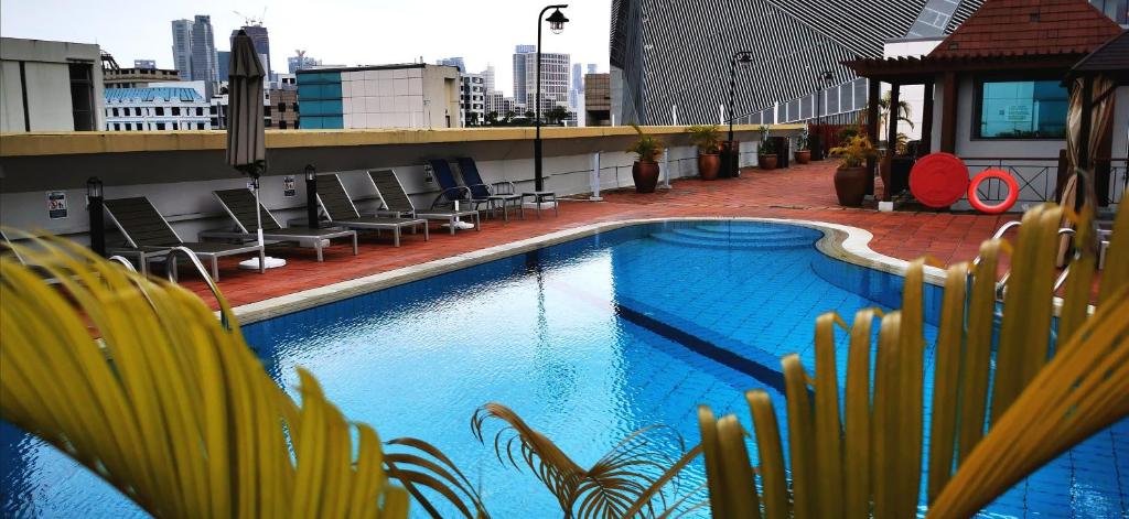 新加坡Orchard Point Serviced Apartments的一座大楼顶部的游泳池