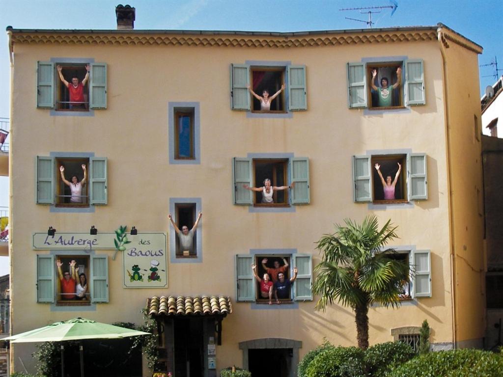 圣雅内The frogs' house - Yoga Retreat的一群人跳出建筑物的窗户