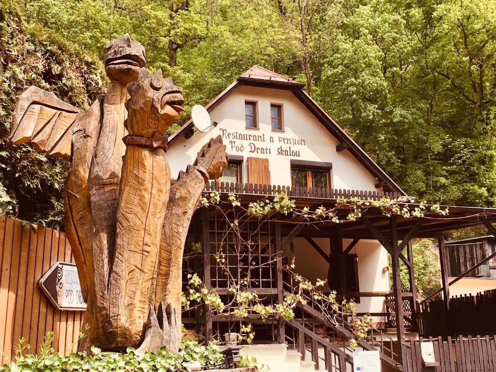 卡尔施泰因黑岩下餐厅酒店的站在建筑物前的熊雕像