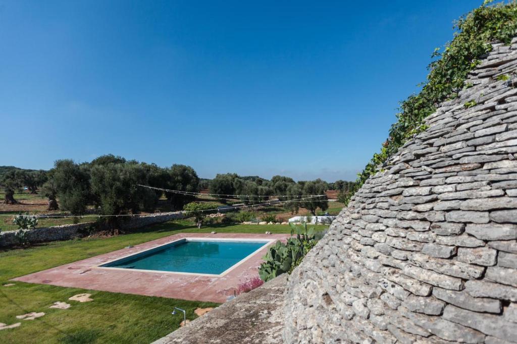 法萨诺Masseria Mozzone的从带游泳池的石头建筑屋顶上可欣赏到风景