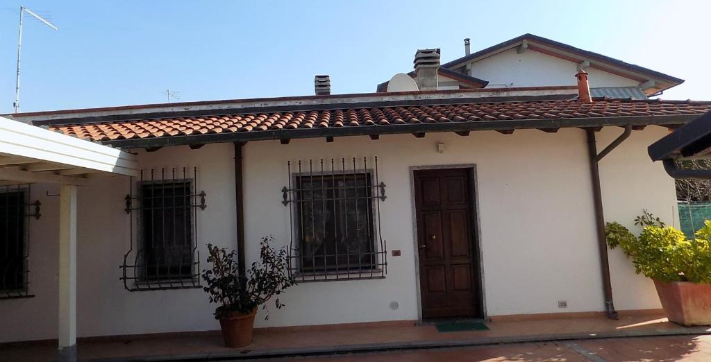 马里纳迪马萨Casa Nuccia的两扇门和两扇窗户的白色房子