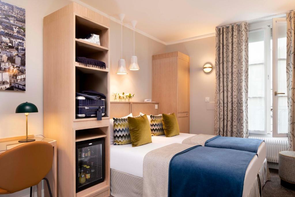 巴黎公园酒店的酒店客房配有一张床和一个壁炉。