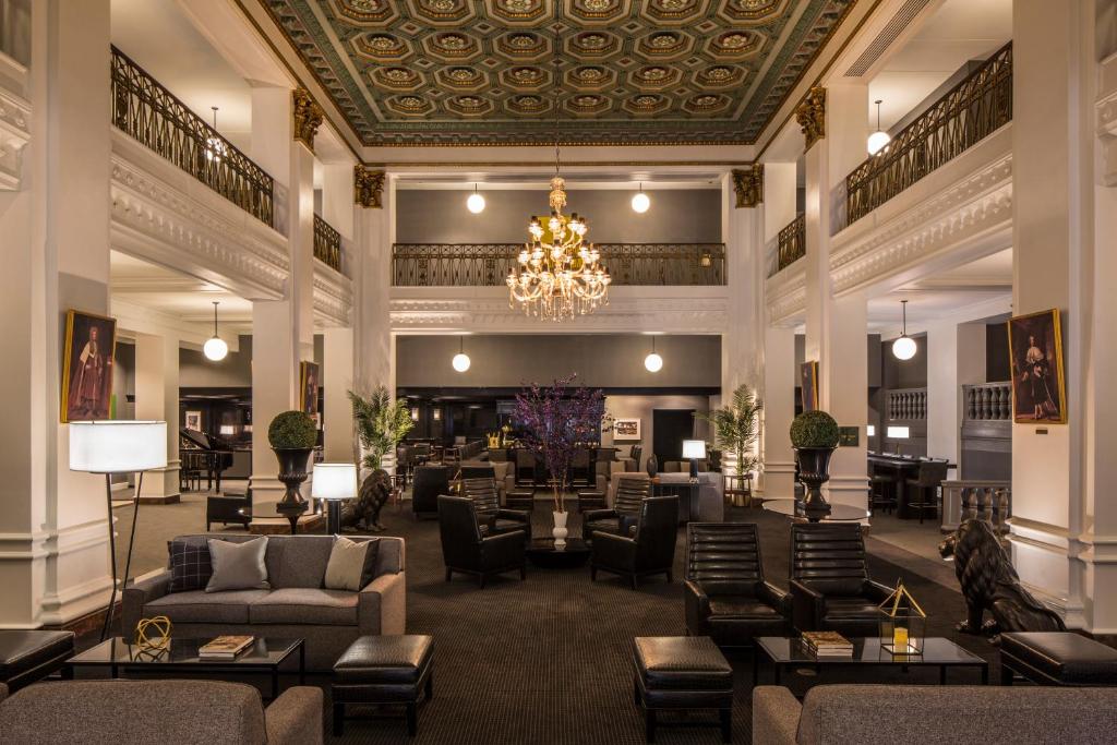 巴尔的摩Lord Baltimore Hotel的大堂配有沙发、椅子和吊灯