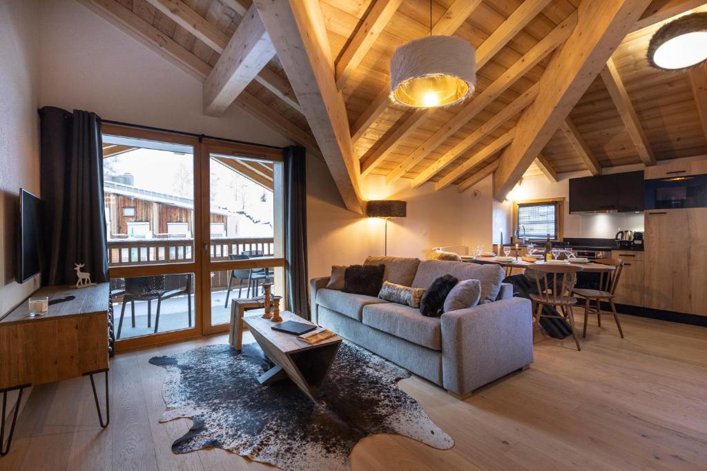 莱德萨阿尔卑斯TERRESENS - Neige et Soleil的客厅配有沙发和桌子