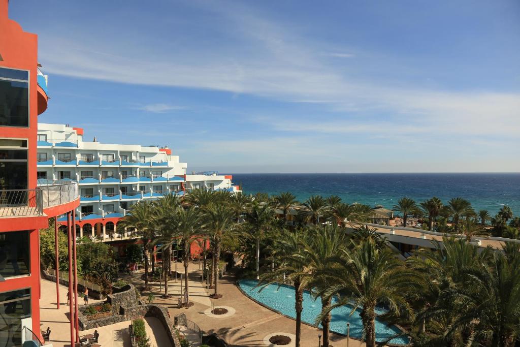 科斯塔卡玛帕哈拉海滩R2酒店的享有带游泳池和大海的度假胜地的景致