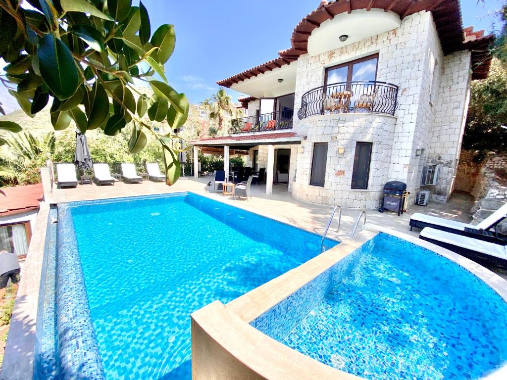 卡斯巴巴罗萨俱乐部酒店的房屋前的游泳池