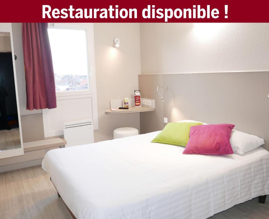 里尔Brit Hotel Lille Centre的卧室配有白色的床和2个色彩缤纷的枕头