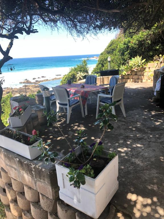 赫罗德斯湾Apartment Ozone的海滩附近的庭院里摆放着桌椅