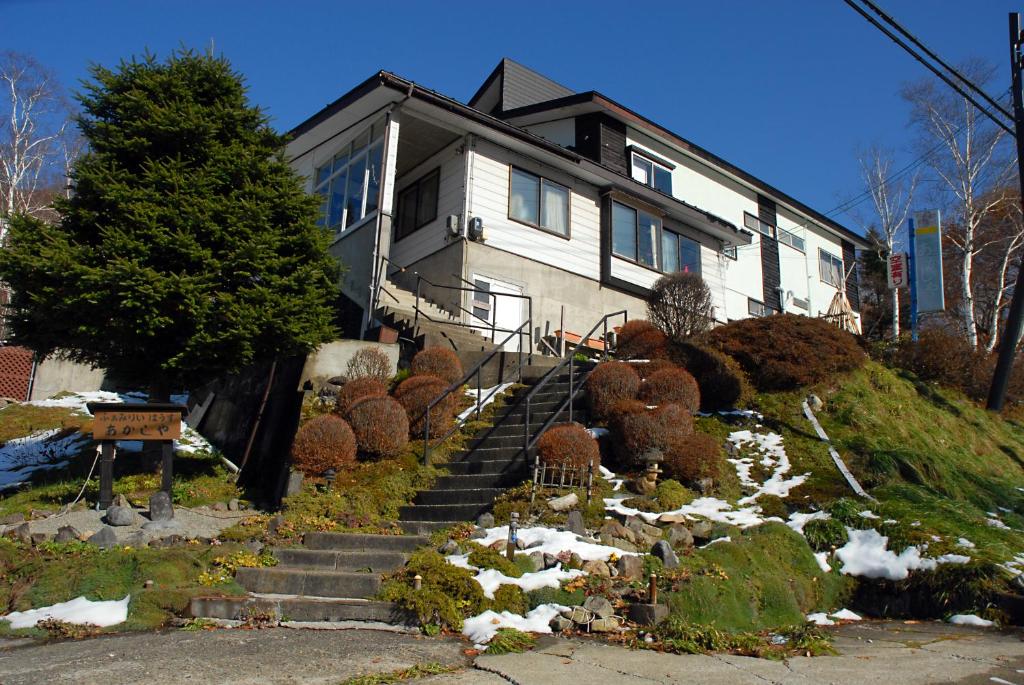 汤泽町明石家庭旅馆的山上的房子,楼梯上积雪