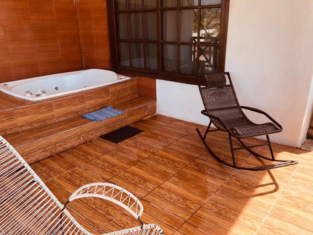 CoyucaPosada Las Palmas的椅子和浴缸