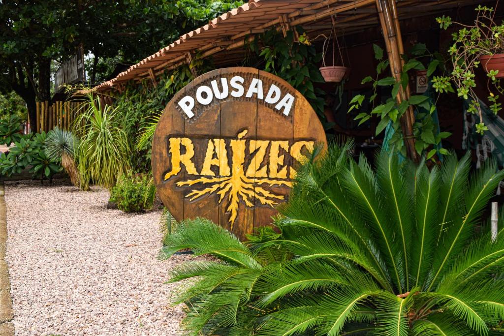 圣若热岛Pousada Raizes的花园中的一种标语,上面写着花花花花